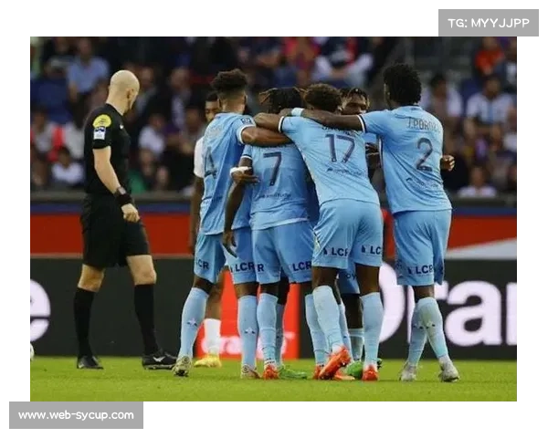 摩纳哥主场球迷高唱助威歌曲，路易二世球场氛围热烈